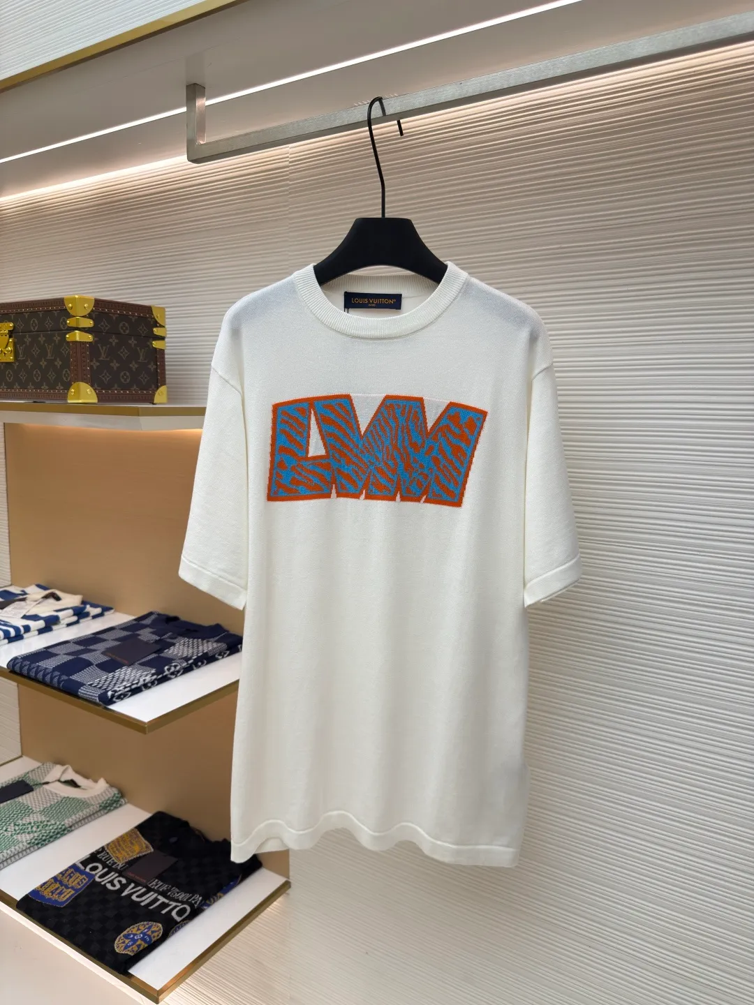 LOUIS VUITTON letter intarsia short sleeves ●Authentic product: purchased and developed by 6109 ●Item number: 1680181-A60 ●Fabric: double-ply combed cotton ●Technology: wool washed ●Version: fitted version ●Weight: about 270 grams ●Size: S-M-L-XL ●Description: The fabric is made of 40-count double-ply combed cotton, using a German Dornier 12 knitting machine, wool jacquard, wool washing, the overall routing is straight and delicate, the fabric is comfortable and soft, the color is consistent and no color difference. It can be matched with the same style to create a fashionable look, control various occasions, customized accessories, complete three standards, the same style for men and women!